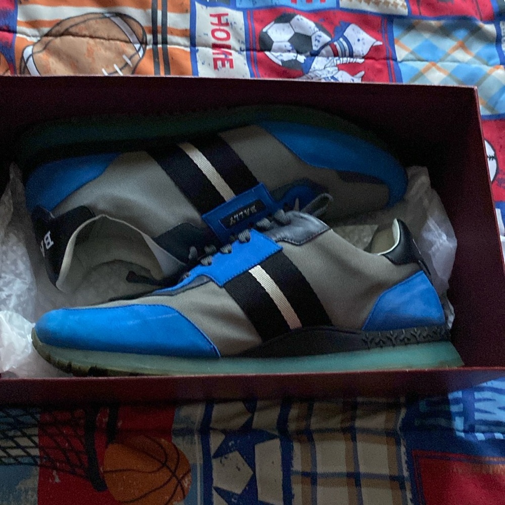 Barley worn in really good condition no tears and no marks